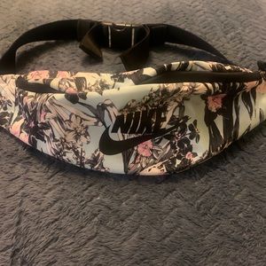 N Ike Fanny pack